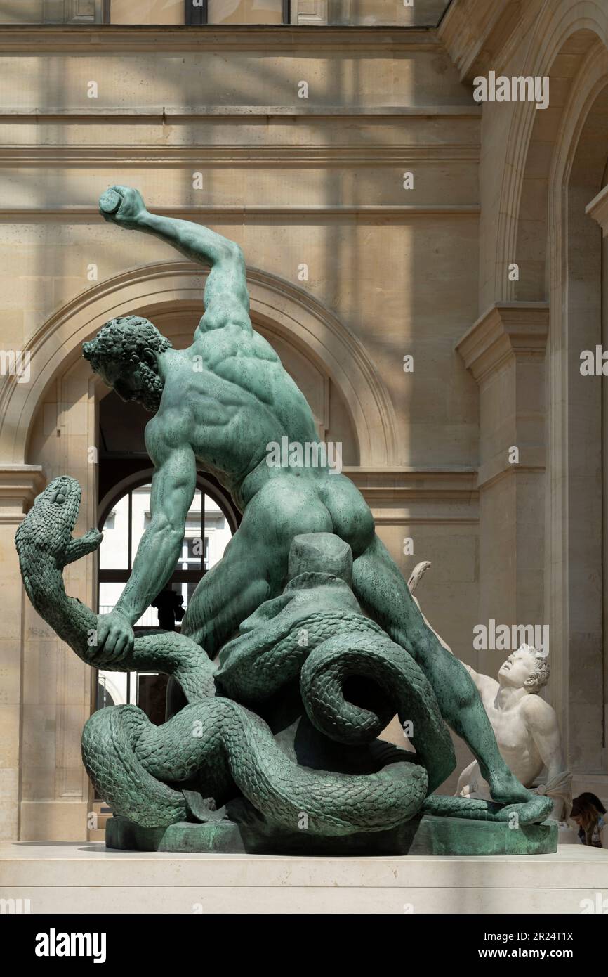 Paris, France - 05 13 2023 : Musée du Louvre. Hercules combattant Achelous transformé en serpent par François-Joseph Bosio Banque D'Images