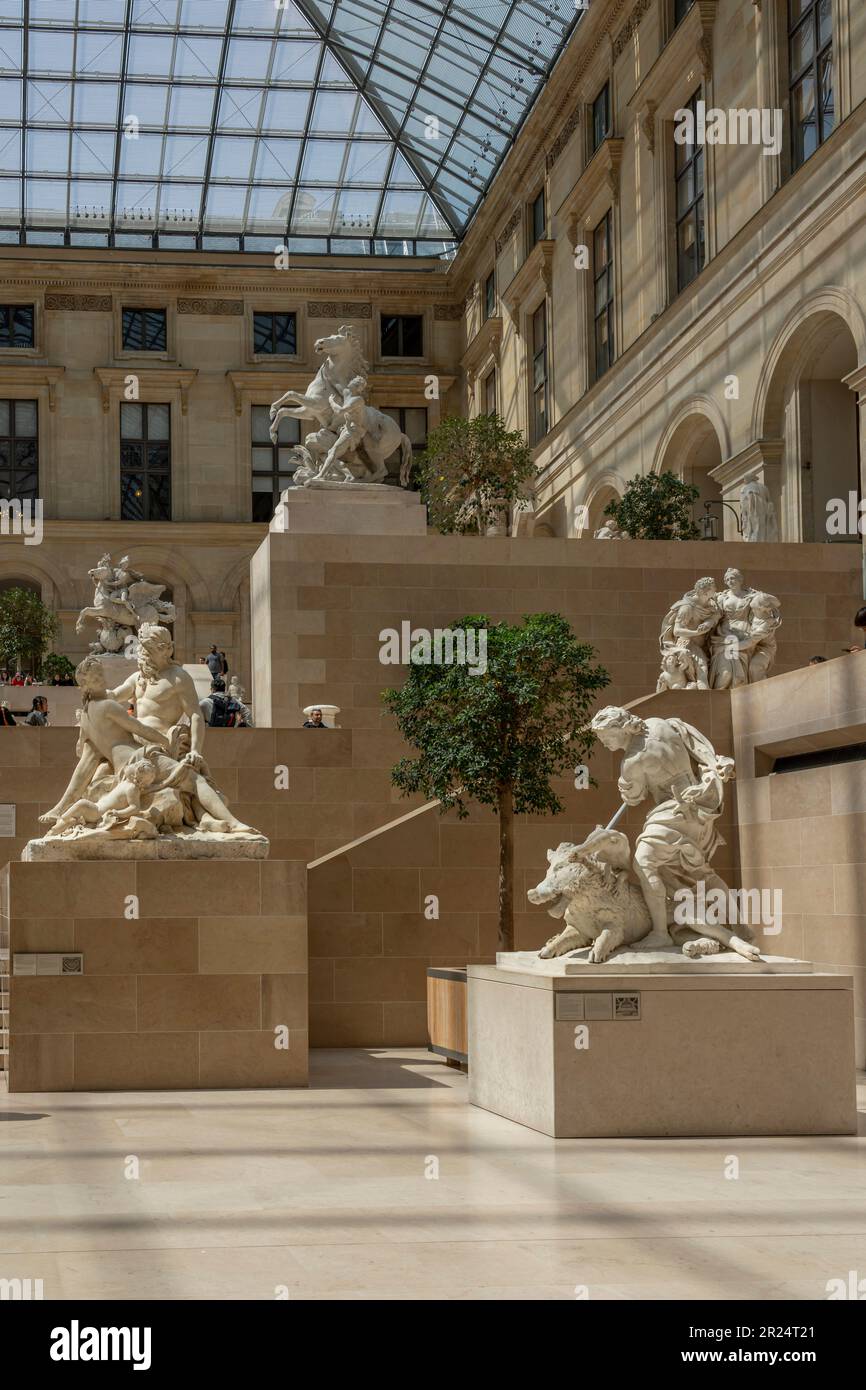 Paris, France - 05 13 2023 : Musée du Louvre. Vue panoramique sur le Cour Marly et son dôme en verre et ses statues Banque D'Images