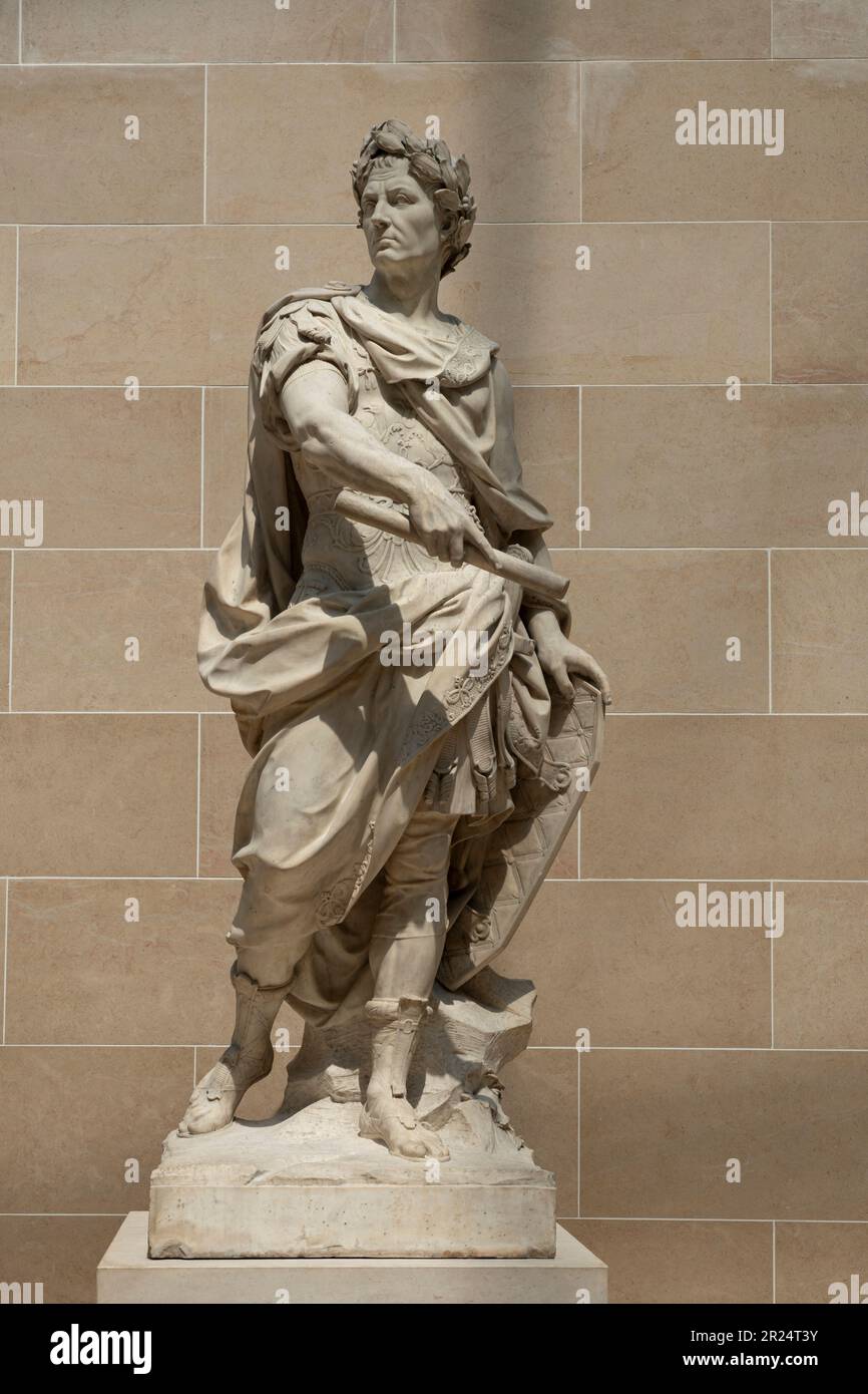 Paris, France - 05 13 2023 : Musée du Louvre. Sculpture Jules César par Nicolas Coustou Banque D'Images