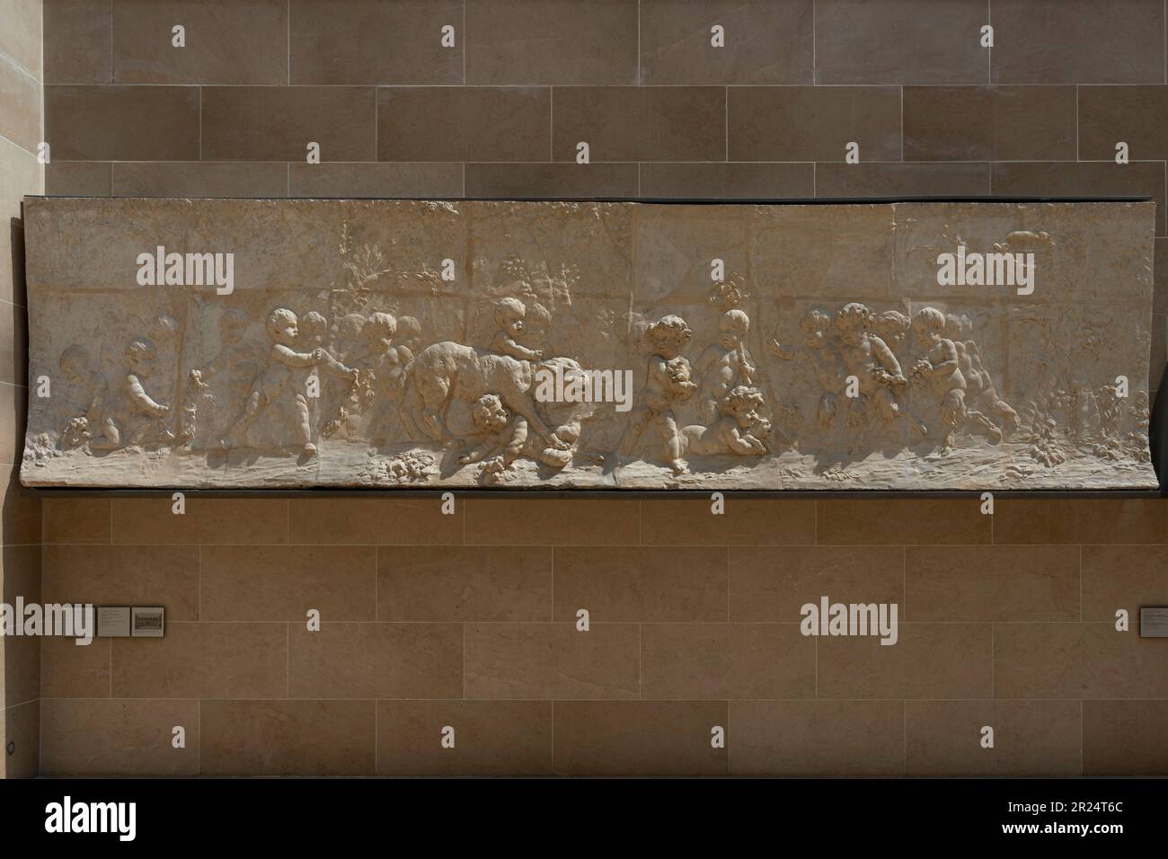 Paris, France - 05 13 2023 : Musée du Louvre. Enfants et Satyr enfants volant les Cubs d'une Panthére par Clodion Banque D'Images