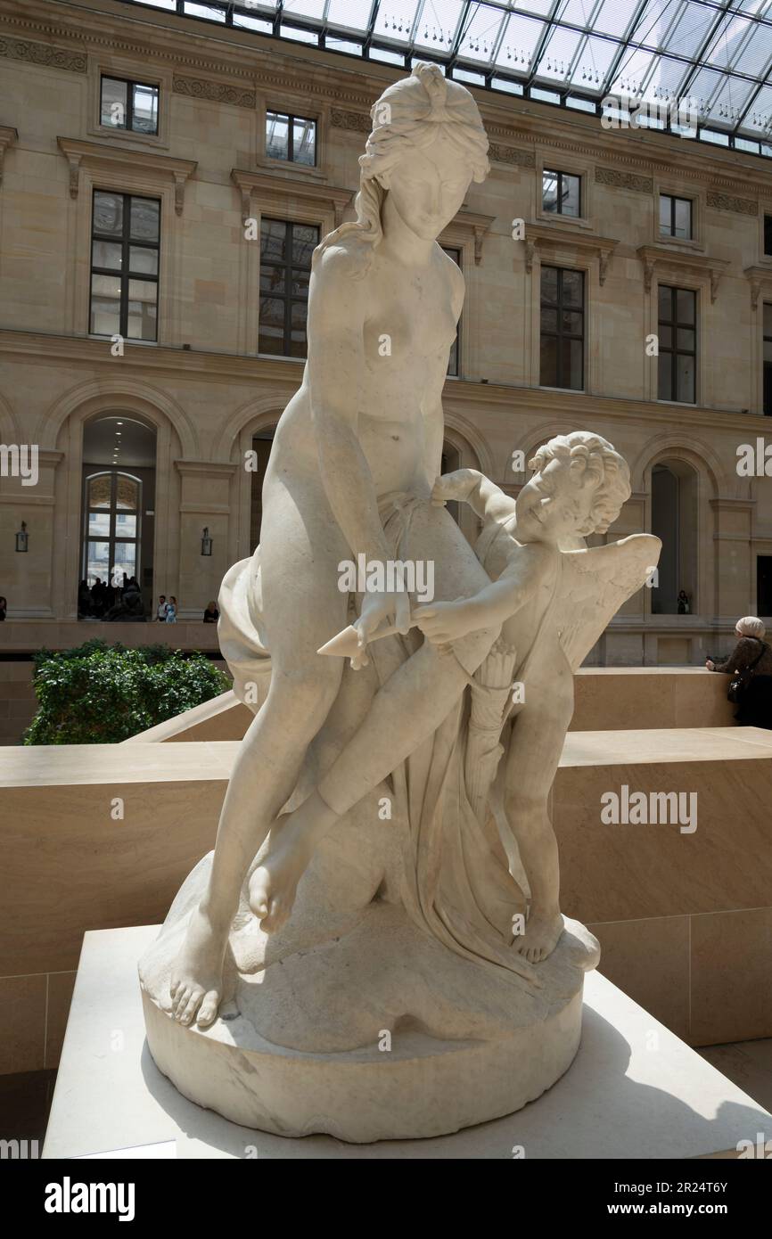 Paris, France - 05 13 2023 : Musée du Louvre. Sculpture Vénus enseigner Cupidon à utiliser son arc par Louis-Claude Vasse Banque D'Images