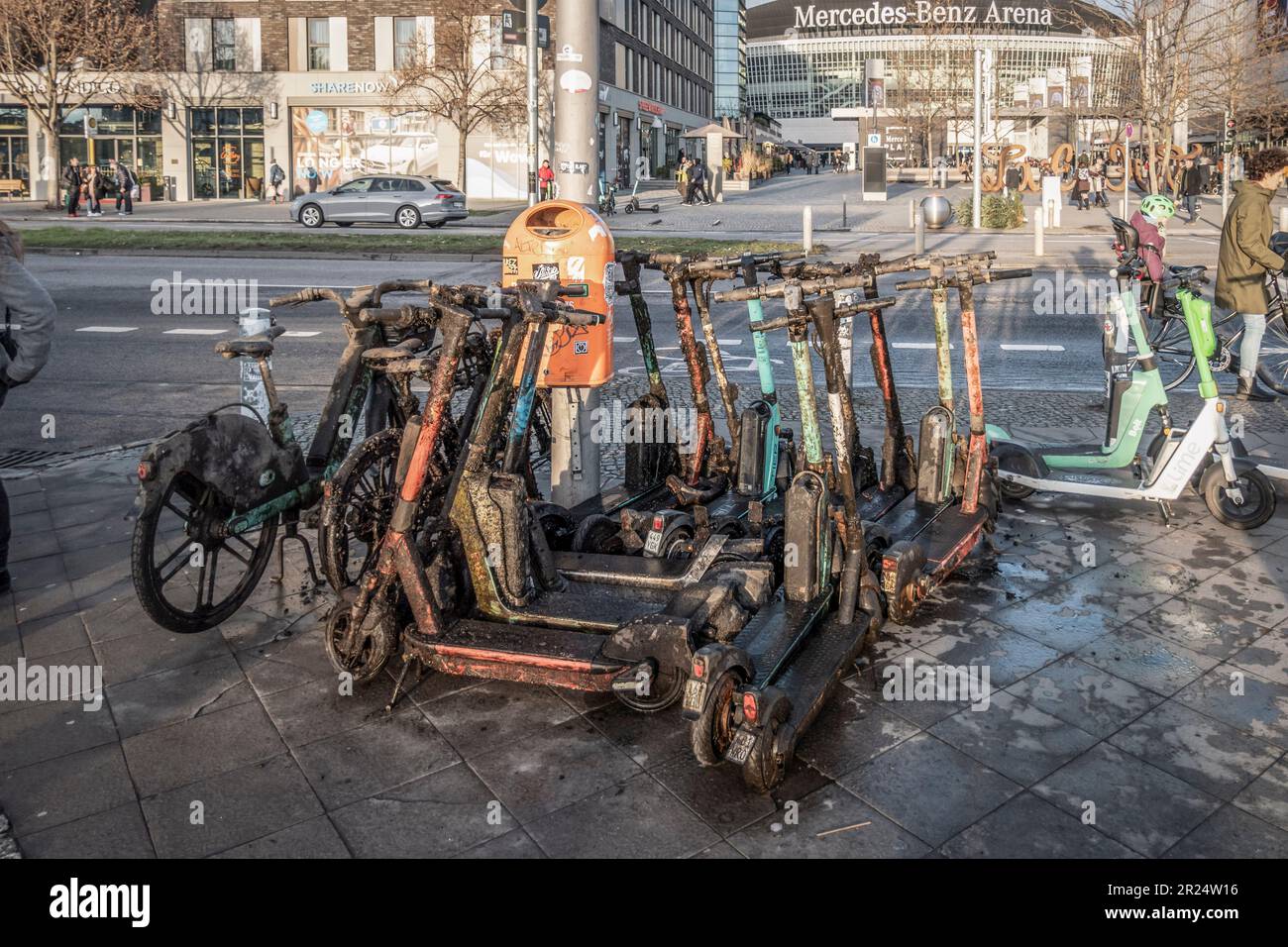 E-Scooter aus der Spree geborgen, Mühlendamm, Friedrichshain, versenkte Tretroller, Vandalismus, Silvester , Leihräder, Müll, Umweltverschmutzung, UMW Banque D'Images