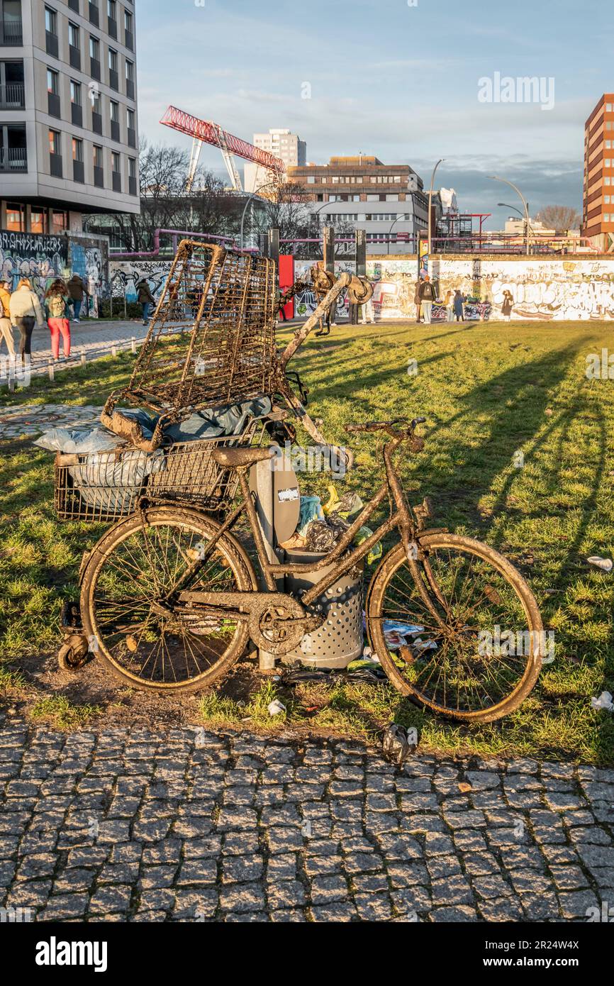 Fahrräder und Einkaufswagen aus der Spree geborgen, East Side Gallery, Friedrichshain, Vandalismus, Leihräder, Müll, Umweltverschmutzung, Umwelt, Ber Banque D'Images