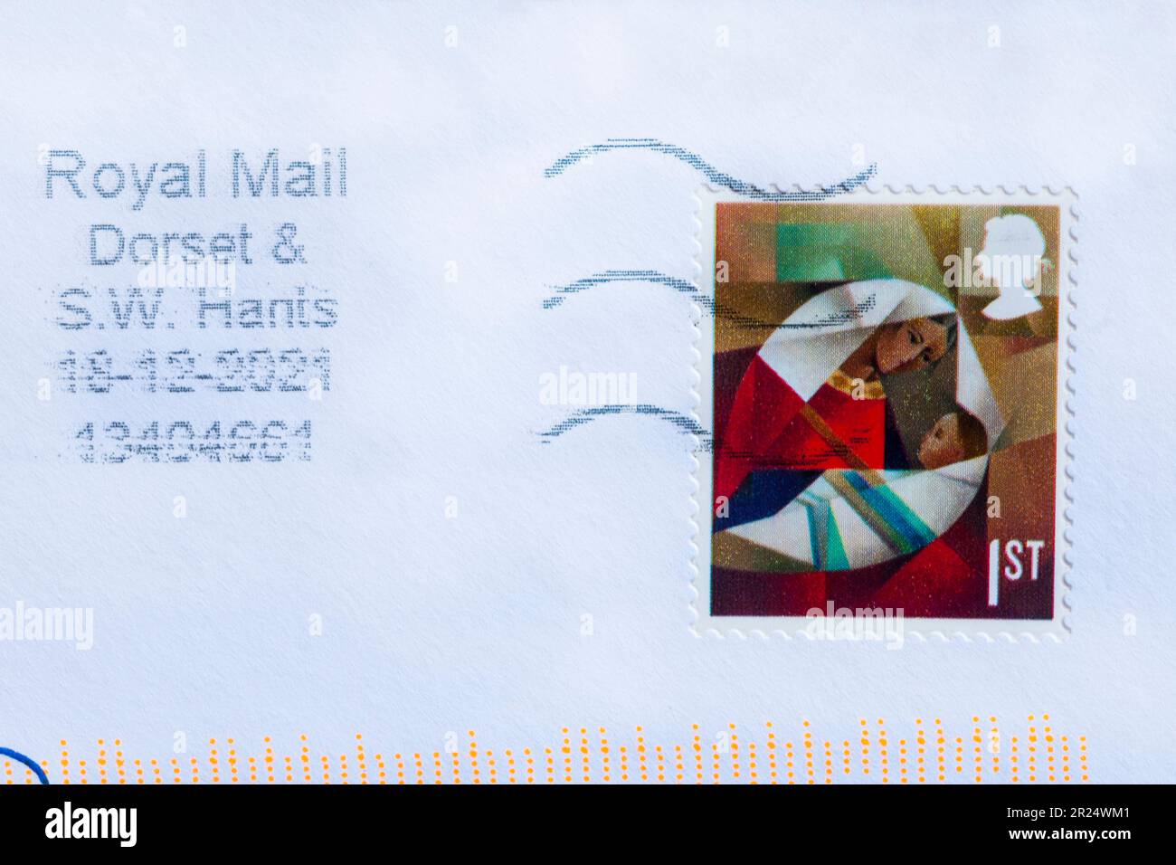 Timbre de Noël de 1ère classe collé sur enveloppe blanche 2022 - timbre-poste de première classe Banque D'Images