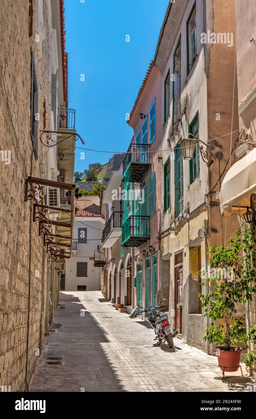 Rue dans la vieille ville section dans Nauplie (Nauplie, Nauplie), péninsule du Péloponnèse, région du Péloponnèse, Grèce Banque D'Images