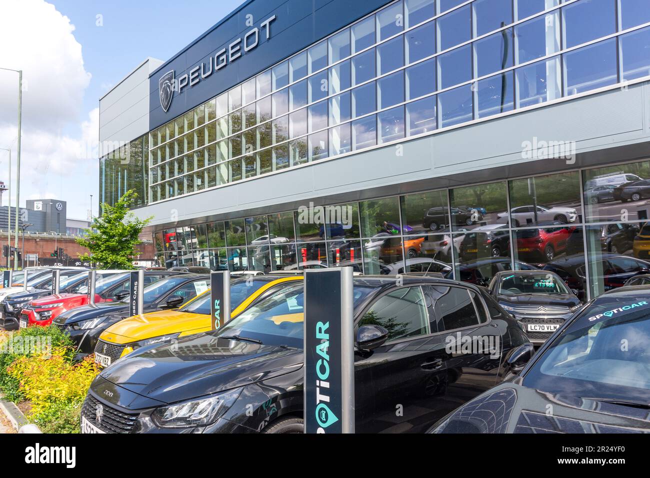 Stellantis & You Peugeot West London, Chiswick High Road, Chiswick, London Borough of Hounslow, Greater London, Angleterre, Royaume-Uni Banque D'Images