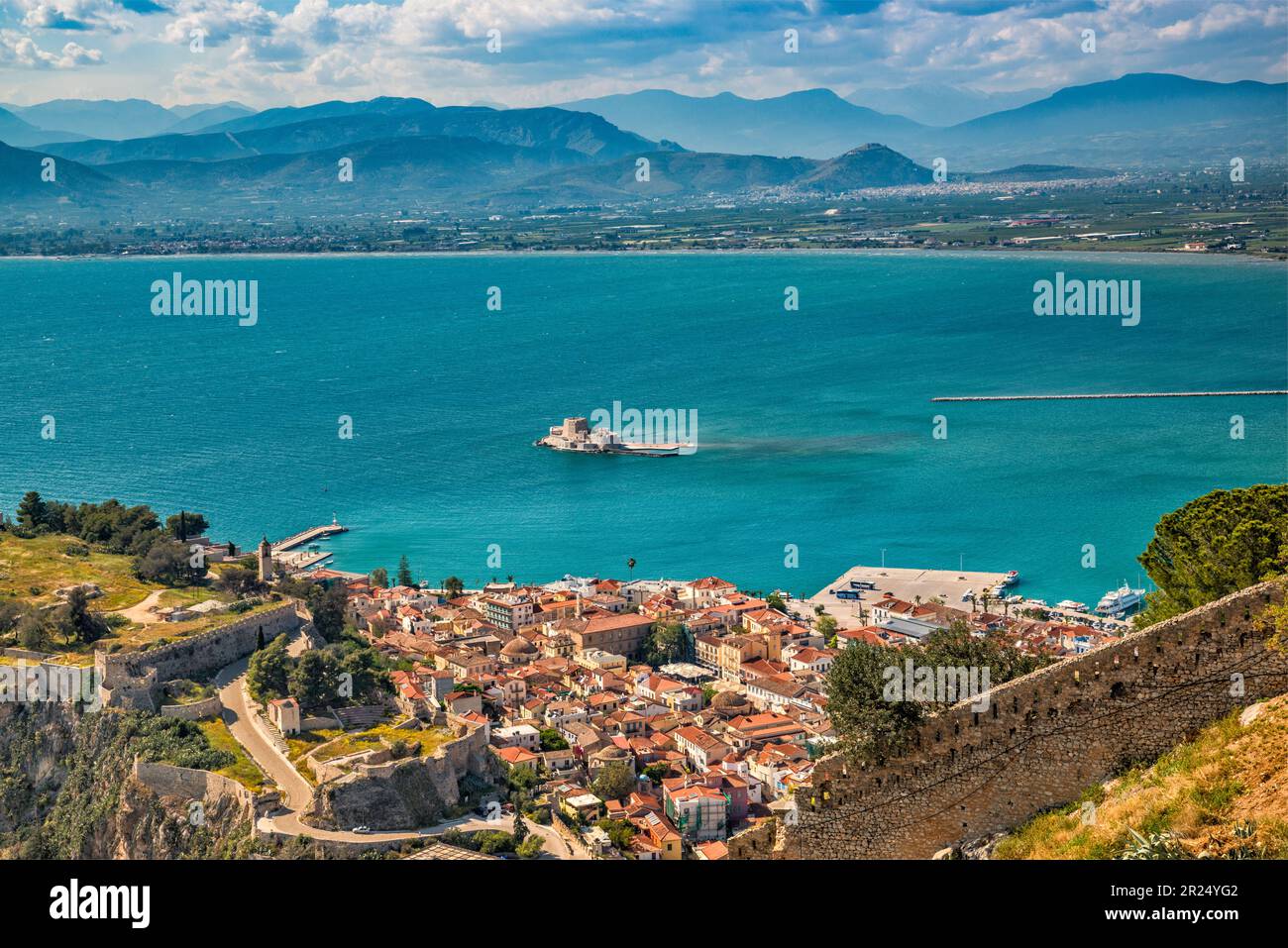 Section de la vieille ville de Nafplio, forteresse de l'île de Bourtzi au loin, au Golfe Argolique, vue de la forteresse de Palamidi, Nauplie (Nauplie, Nauplie), Grèce Banque D'Images