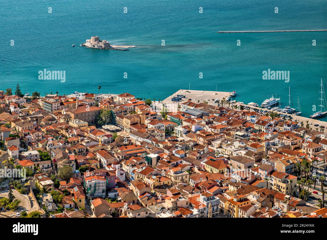 Section de la vieille ville de Nafplio, forteresse de l'île de Bourtzi au loin, au Golfe Argolique, vue de la forteresse de Palamidi, Nauplie (Nauplie, Nauplie), Grèce Banque D'Images