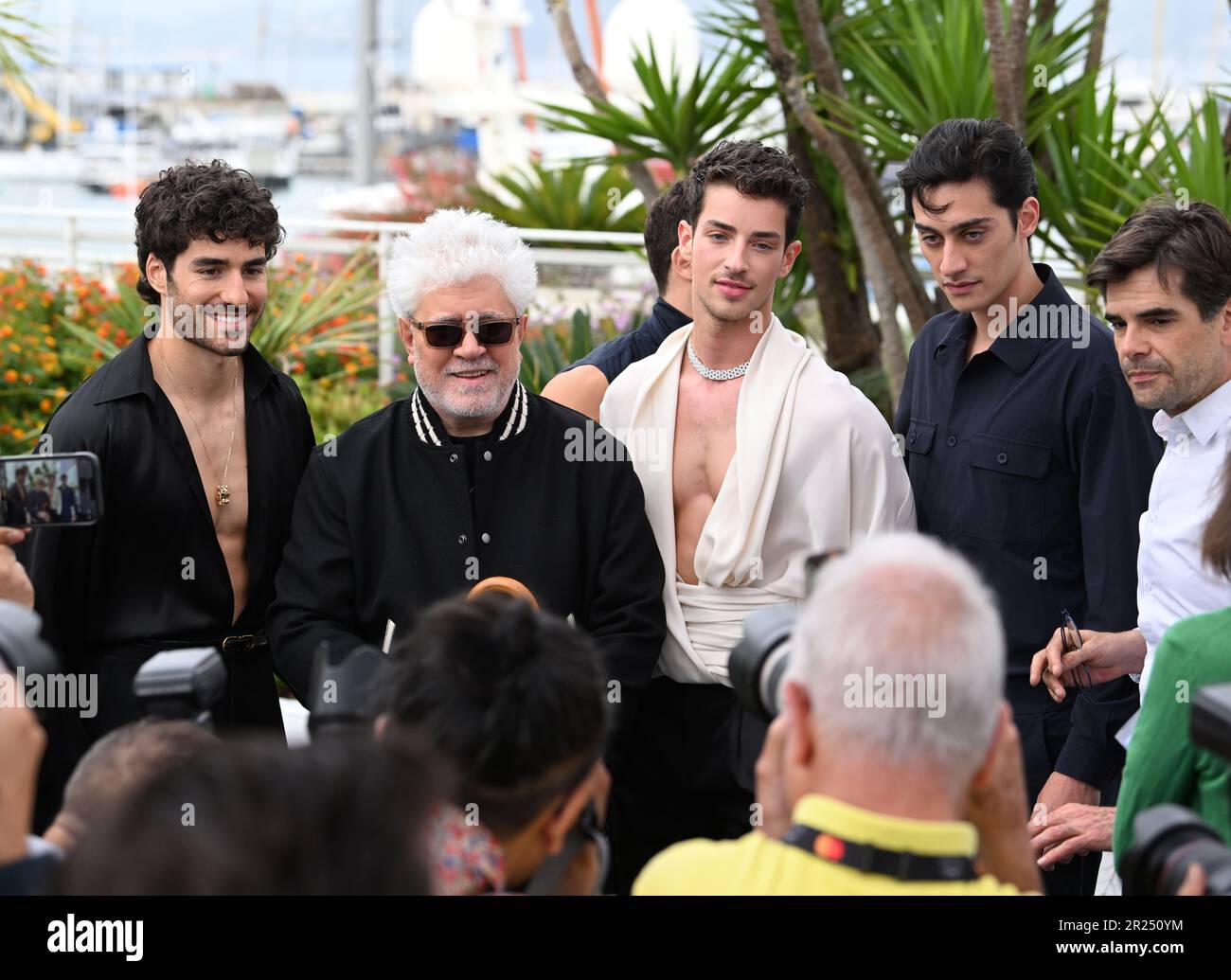 Cannes, France. 17th mai 2023. Cannes, France. 17 mai 2023 Jason Fernandez, Pedro Almodovar, José Condessa et Manuel Rios au photocall for Strange Way of Life, dans le cadre du Festival de Cannes 76th, Palais des Festival. Crédit : Doug Peters/Alamy Live News Banque D'Images