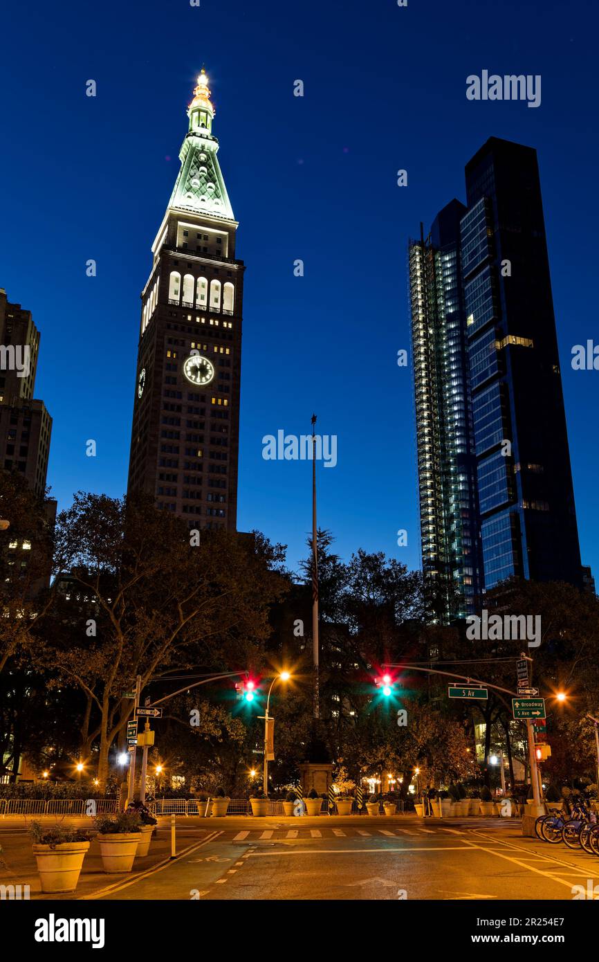 La tour de la Metropolitan Life Insurance Company et les lumières de construction d'un nouveau bâtiment de condo éclaient le ciel de l'aube au-dessus du Madison Square Park de Manhattan. Banque D'Images