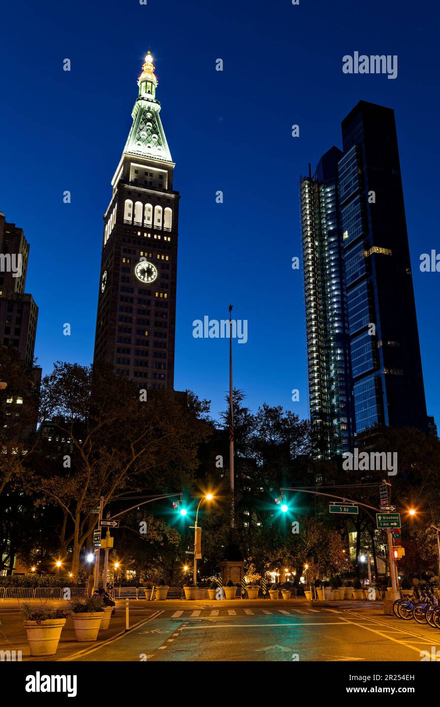 La tour de la Metropolitan Life Insurance Company et les lumières de construction d'un nouveau bâtiment de condo éclaient le ciel de l'aube au-dessus du Madison Square Park de Manhattan. Banque D'Images