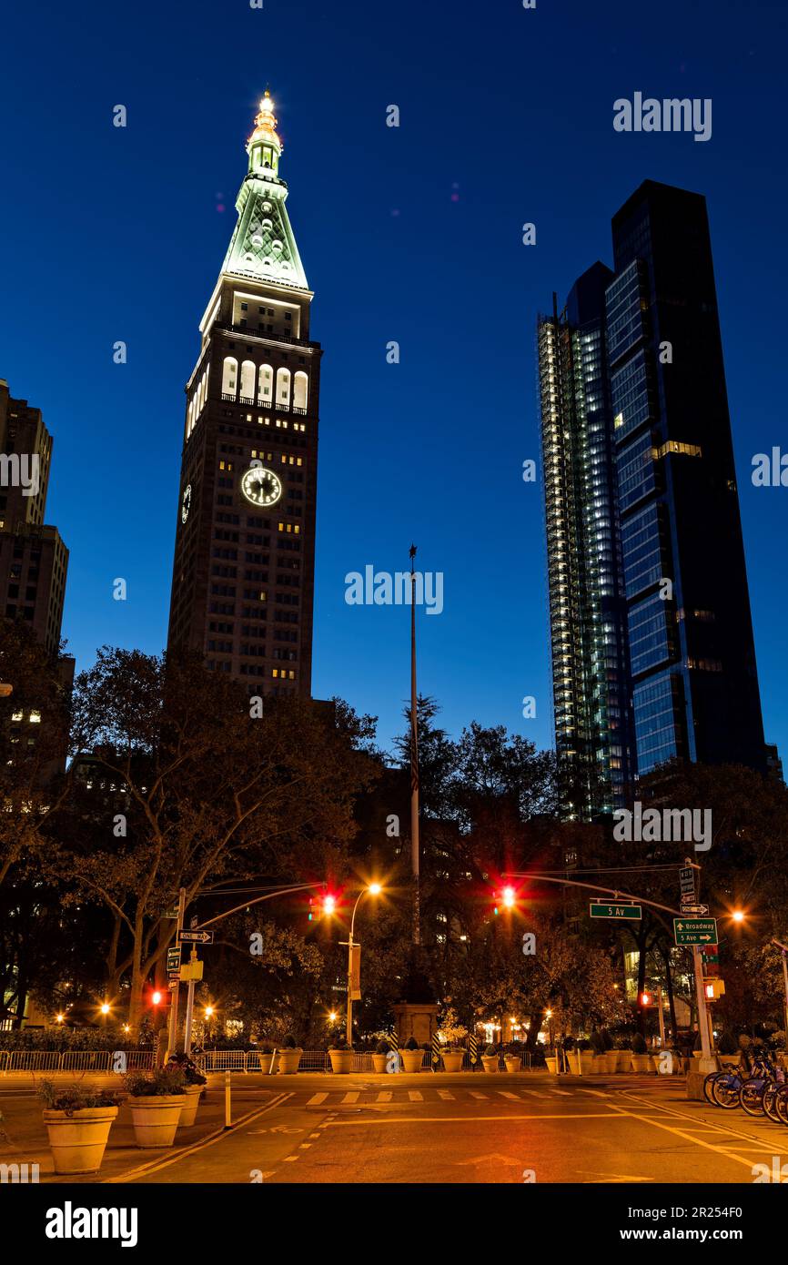 La tour de la Metropolitan Life Insurance Company et les lumières de construction d'un nouveau bâtiment de condo éclaient le ciel de l'aube au-dessus du Madison Square Park de Manhattan. Banque D'Images