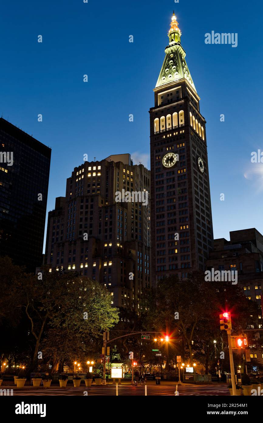 La tour de la Metropolitan Life Insurance Company et le bâtiment du Nord qui l’accompagne sont des balises à l’arrivée de Dawn au Madison Square Park de Manhattan. Banque D'Images