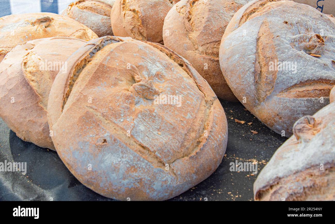 Pain fait à la main, en vente sur un marché extérieur à Barcelone, en Espagne. Banque D'Images