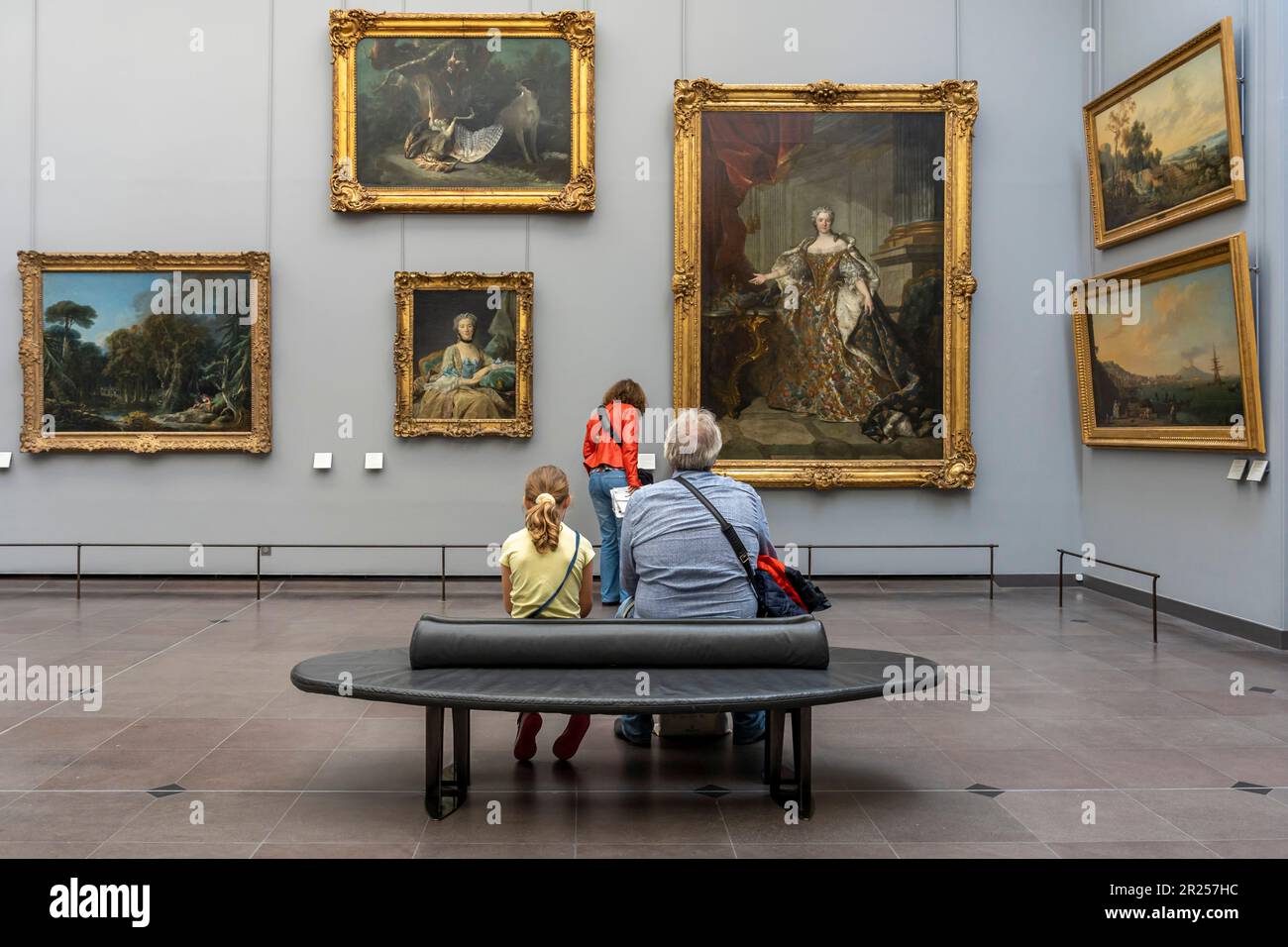 Paris, France - 05 13 2023 : Musée du Louvre. Les gens de l'arrière assis regardant les peintures dans le musée Banque D'Images