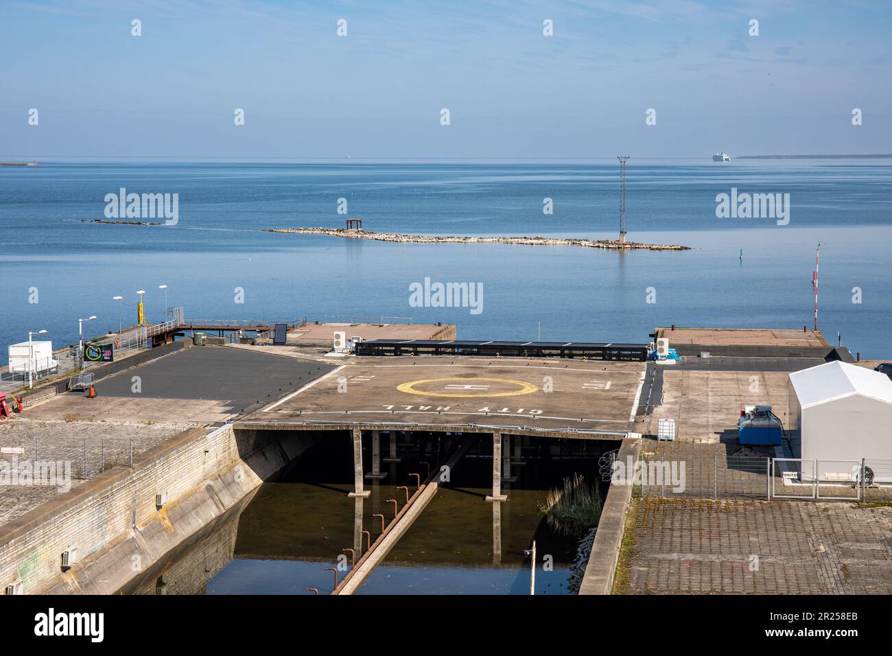 Héliport ou héliport, plate-forme d'atterrissage en hélicoptère, à Linnahall, à Tallinn, Estonie Banque D'Images