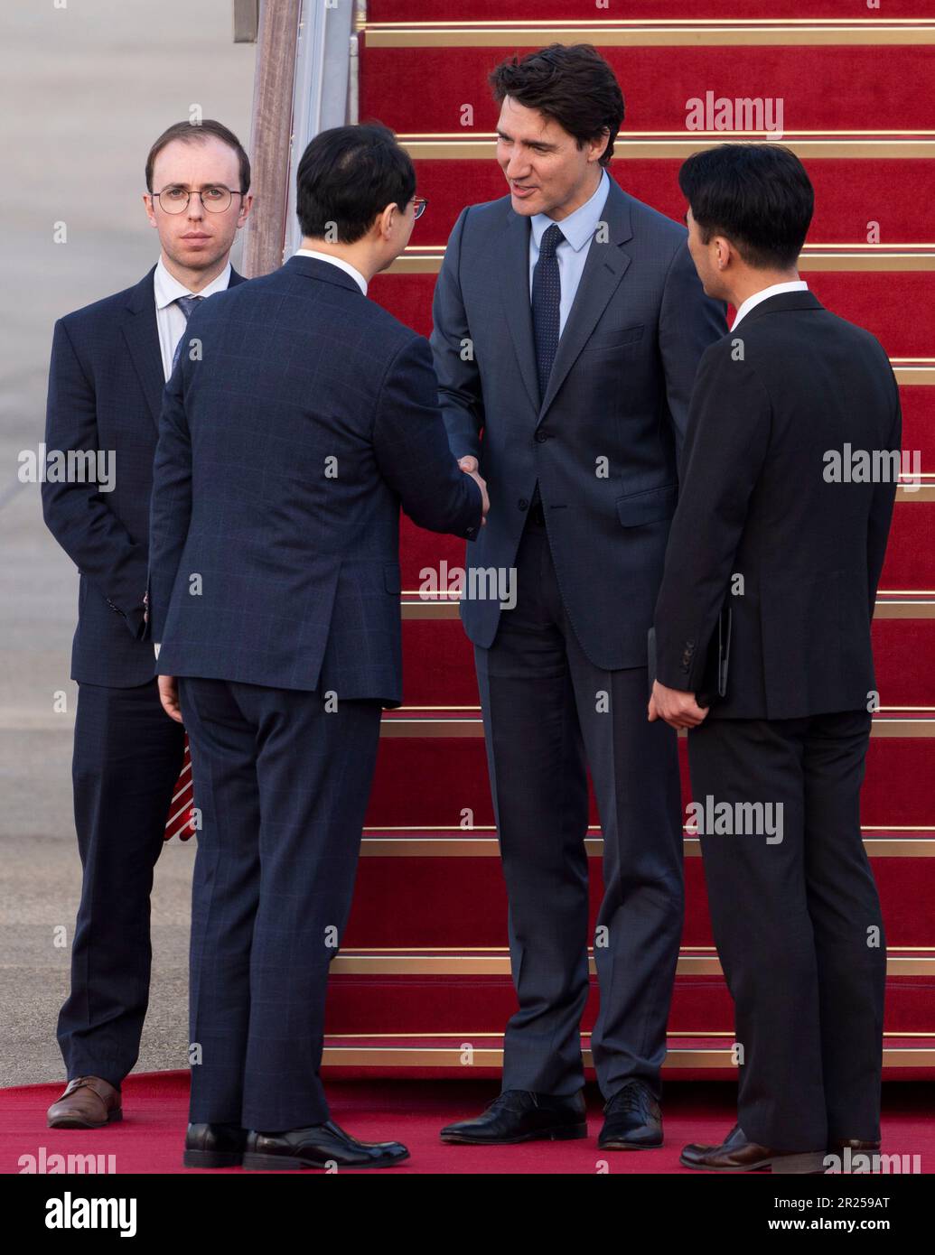 Séoul, Corée du Sud. 16th mai 2023. Le premier ministre canadien Justin Trudeau traverse une garde d'honneur alors qu'il arrive à Séoul, en Corée du Sud, mardi, à 16 mai 2023. (Photo par: Lee Young-ho/Sipa USA) crédit: SIPA USA/Alay Live News Banque D'Images