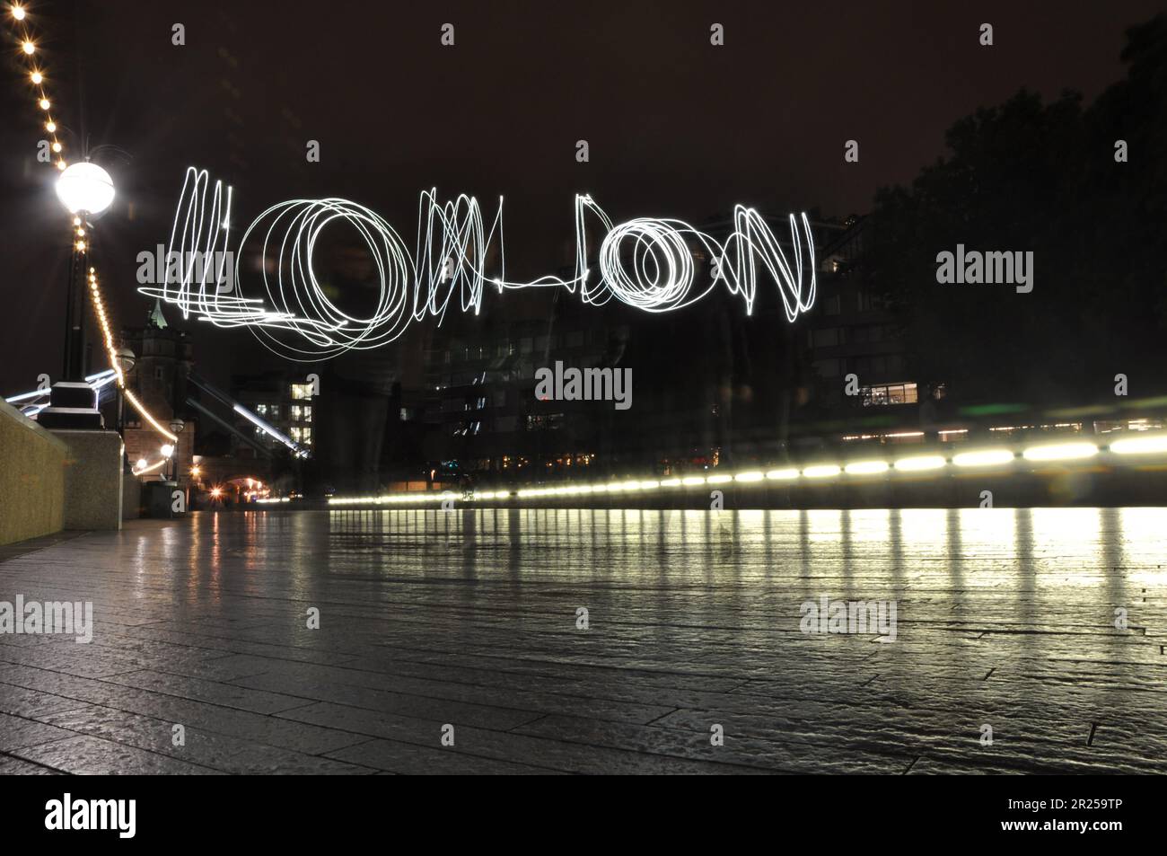 Dessin du mot Londres dans la nuit avec une lampe de poche Banque D'Images