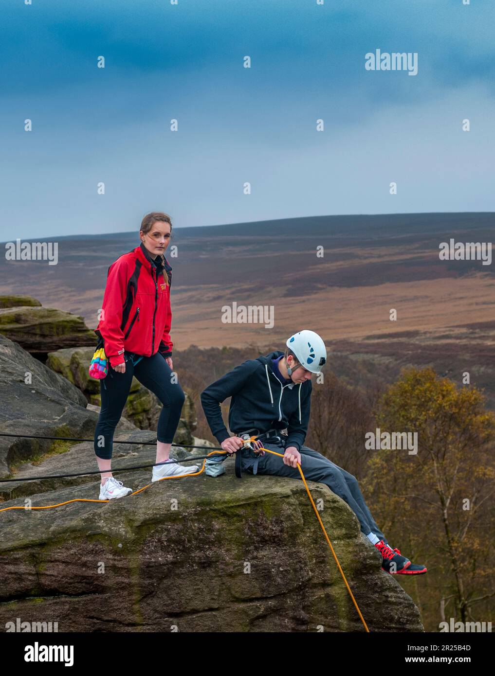 Jeune adolescent grimpeurs sur Birchen Edge dans le Peak District du Derbyshire Banque D'Images