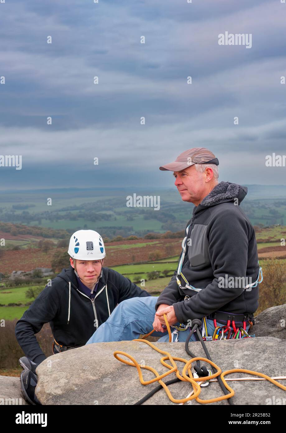Jeune adolescent grimpeurs sur Birchen Edge dans le Peak District du Derbyshire Banque D'Images