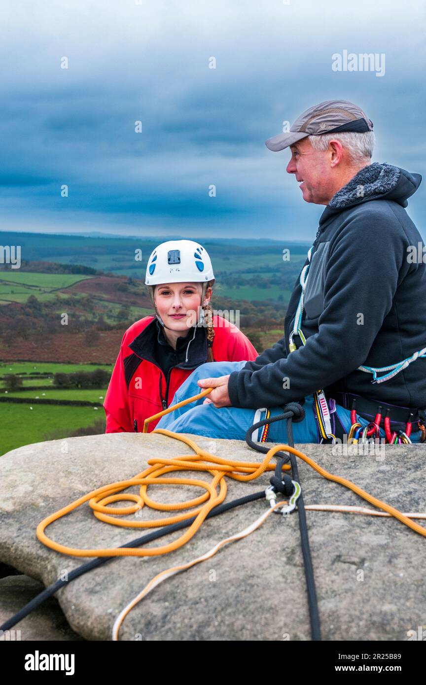 Jeune adolescent grimpeurs sur Birchen Edge dans le Peak District du Derbyshire Banque D'Images