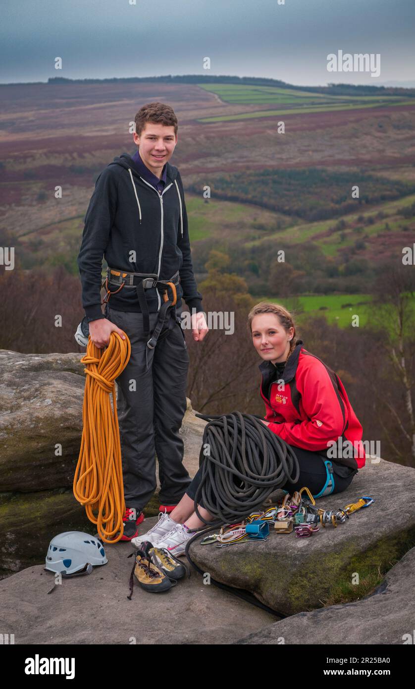 Jeune adolescent grimpeurs sur Birchen Edge dans le Peak District du Derbyshire Banque D'Images