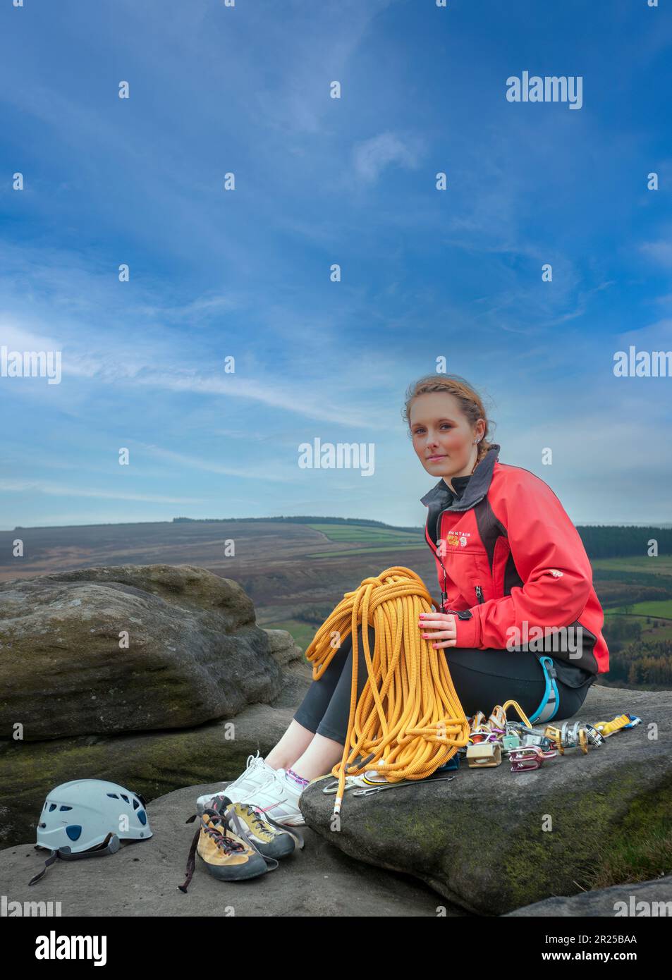 Jeune adolescent rock climber sur Birchen Edge dans le Peak District du Derbyshire Banque D'Images