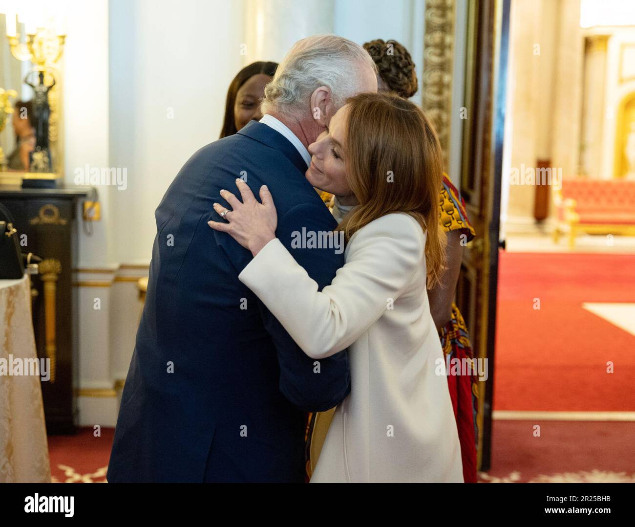 Le roi Charles III rencontre les lauréats des prix du Prince's Trust et l'ambassadeur de la célébrité de charité, Geri Horner, lors d'une réception au Palais de Buckingham à Londres. Date de la photo: Mercredi 17 mai 2023. Banque D'Images