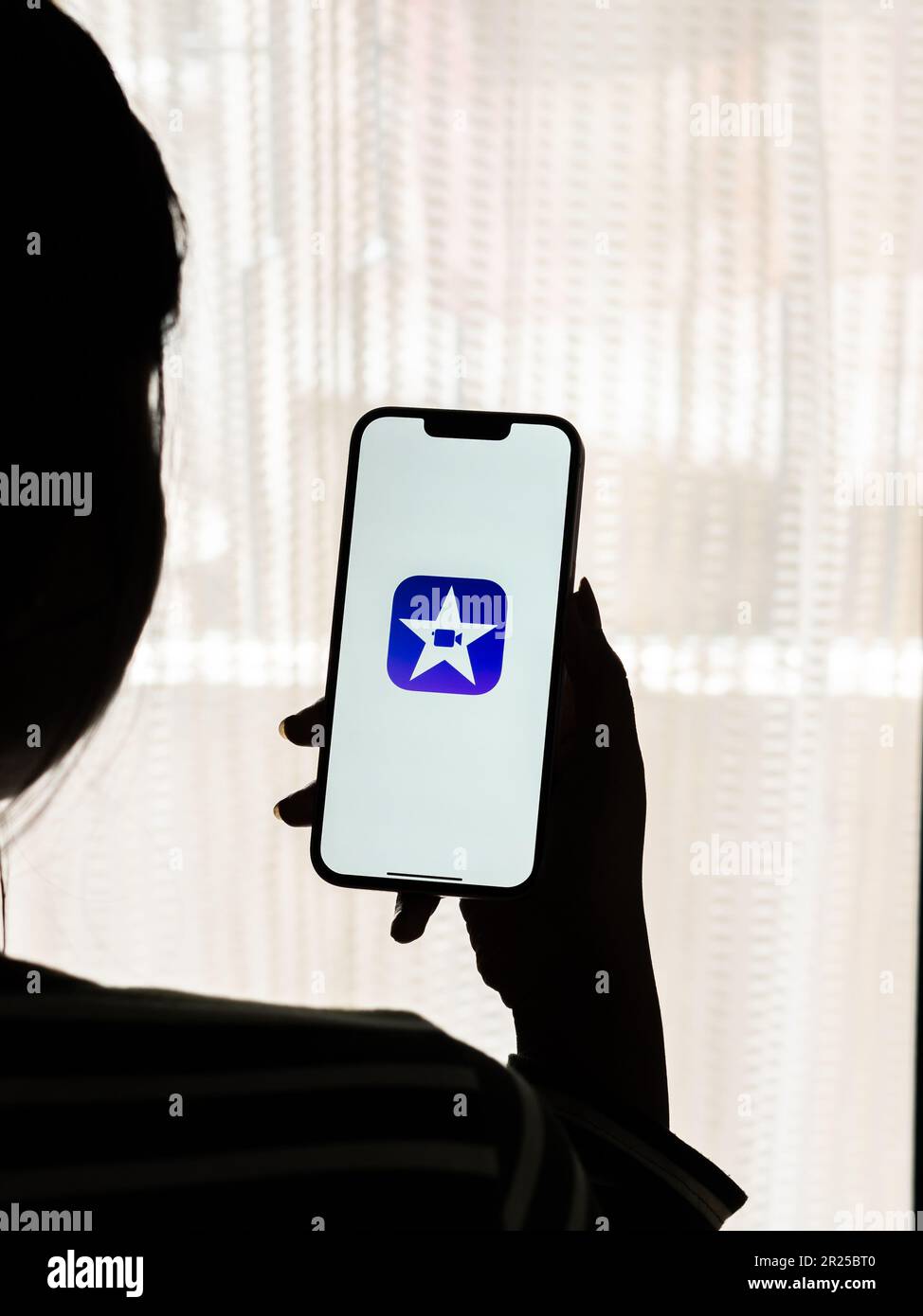 Assam, inde - 30 mars 2021 : logo iMovie sur l'écran du téléphone. Banque D'Images