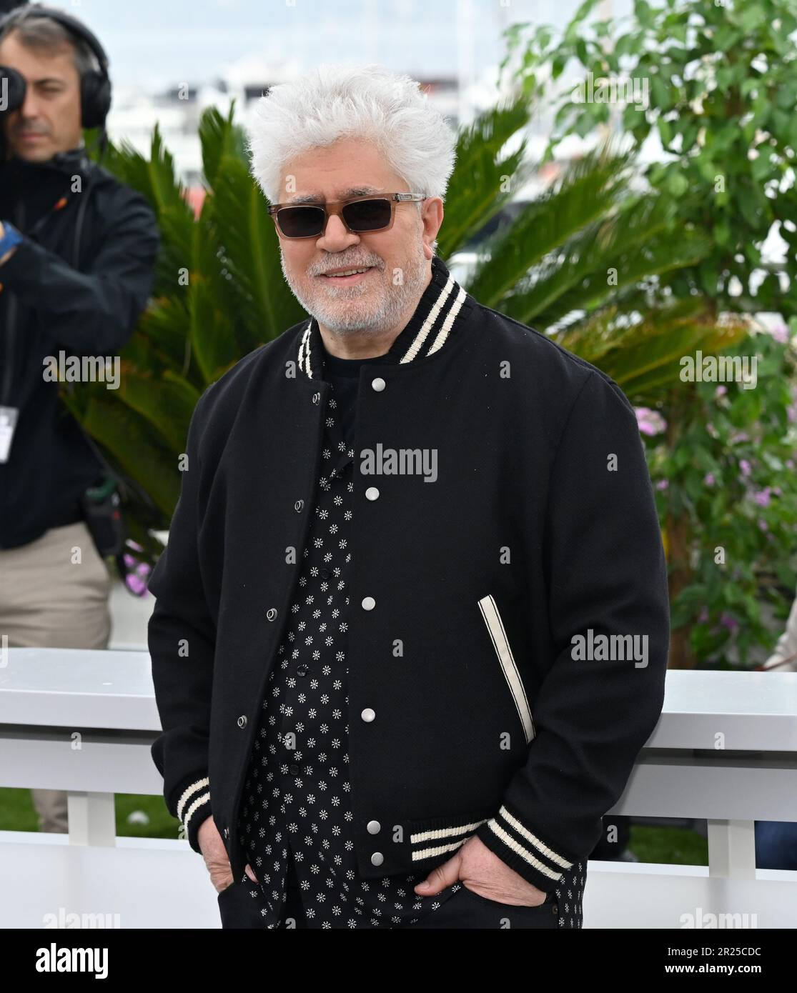 Cannes, France. 17th mai 2023. CANNES, FRANCE. 17 mai 2023: Pedro Almodovar au photocall pour le mode de vie étrange au Festival de Cannes 76th. Crédit photo : Paul Smith/Alamy Live News Banque D'Images