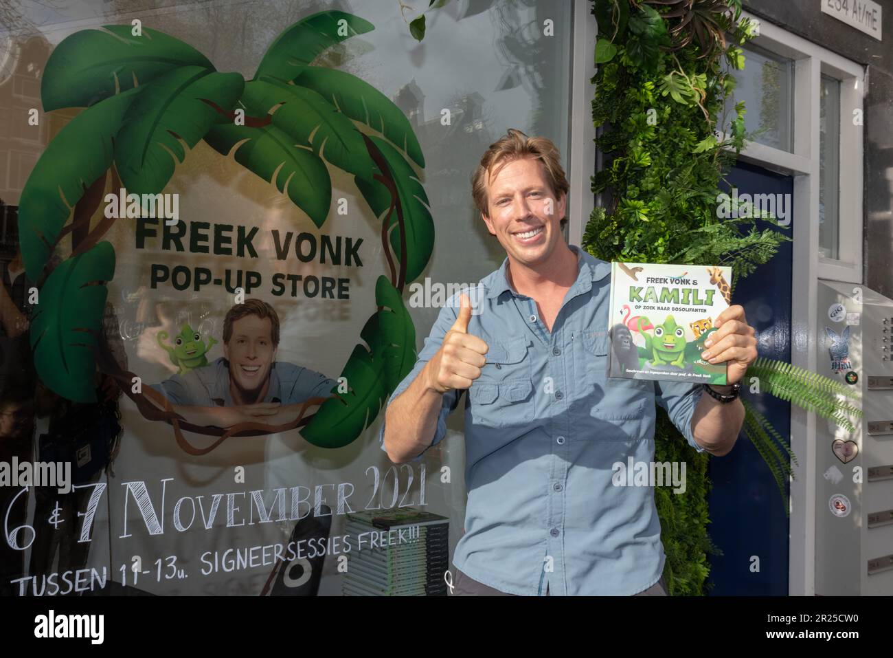 NLD/Amsterdam/20211107- Freek Vonk opent Popup Store, Freek Vonk met zijn nieuwe boek Kamili Banque D'Images