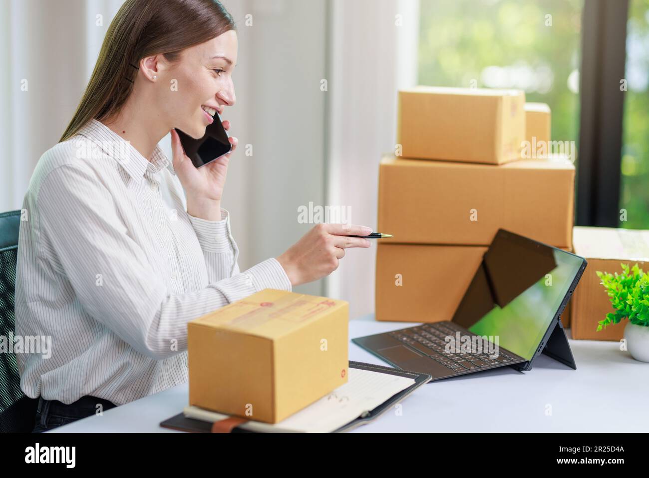 Concept de livraison et de vente de colis en ligne, détaillant écrivant les détails du client sur la boîte de colis et se préparant à envoyer le colis de produit au client Banque D'Images