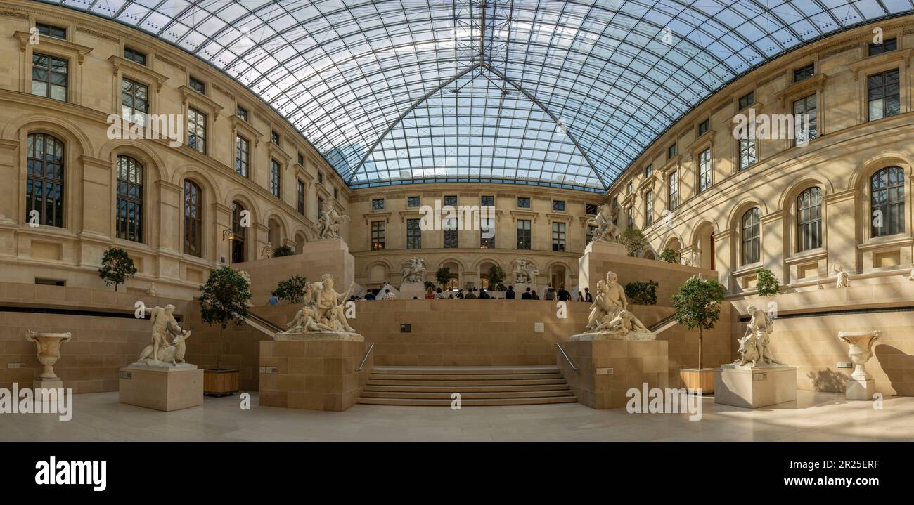 Paris, France - 05 13 2023 : Musée du Louvre. Vue panoramique sur le Cour Marly et son dôme en verre et ses statues Banque D'Images
