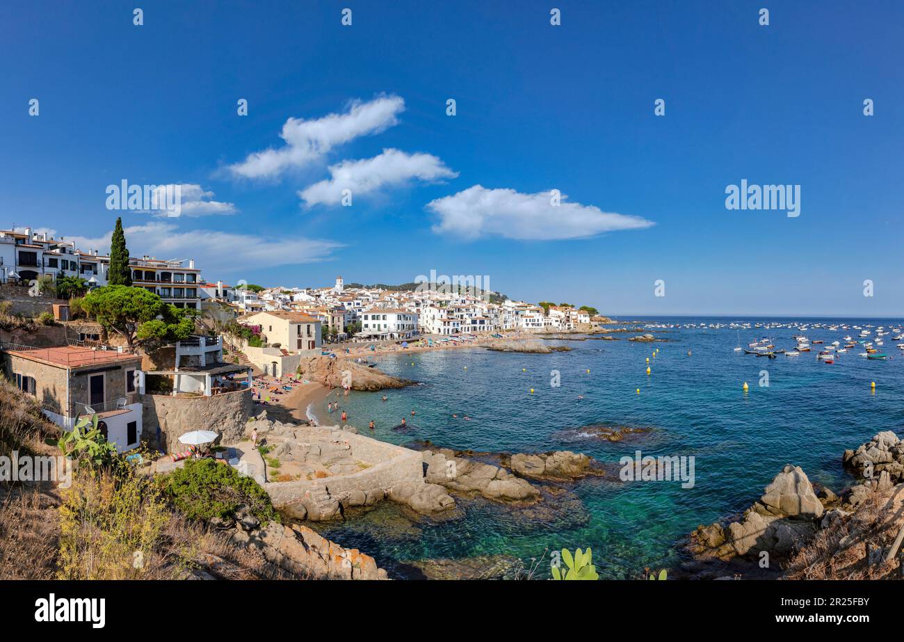 Les plages, Platgeta de Calella, Platja d’en Calau *** Légende locale *** Calella de Palafrugell, , Espagne, ville, village, eau, été, montagnes, Banque D'Images