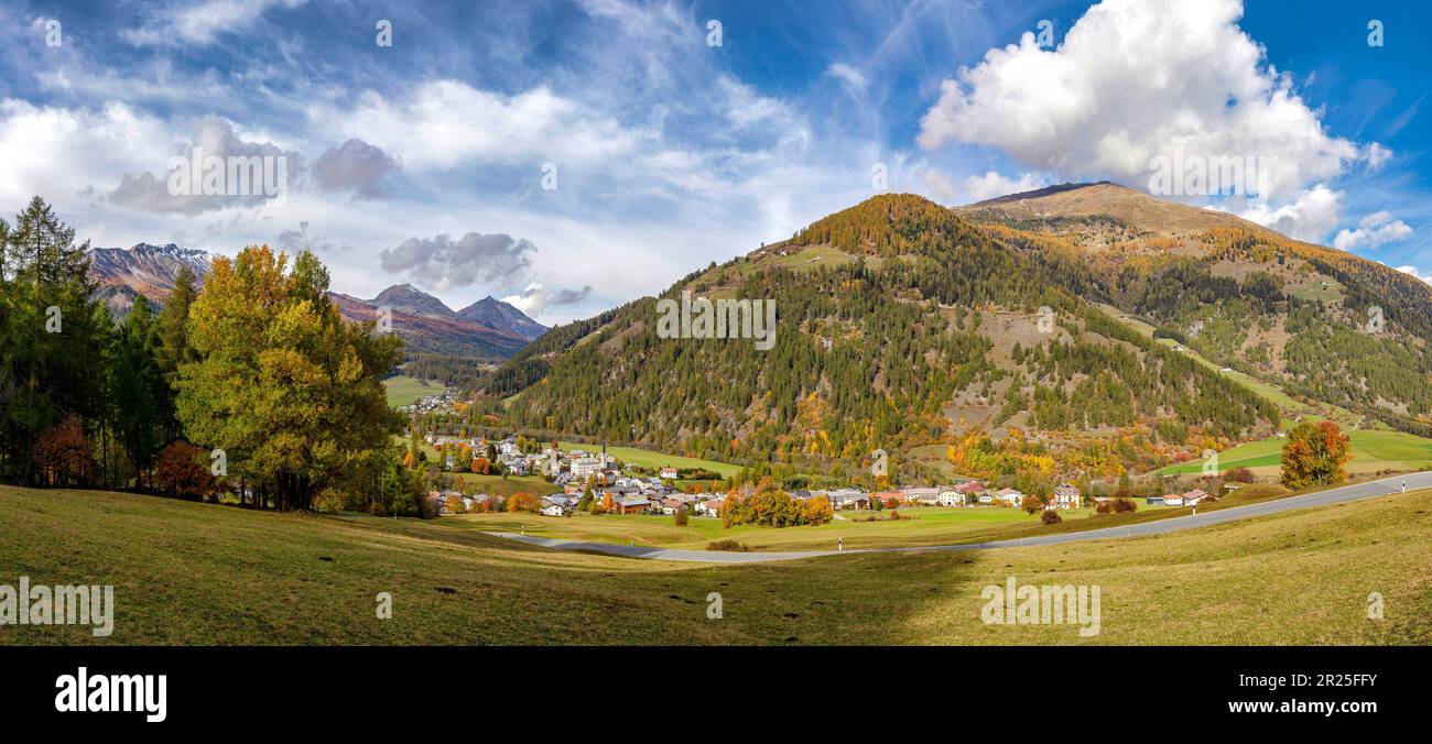 Vue sur un village dans le Val Müstair *** Légende locale *** Santa Maria, , Suisse, paysage, champ, prairie, arbres, automne, montagnes, collines, Banque D'Images