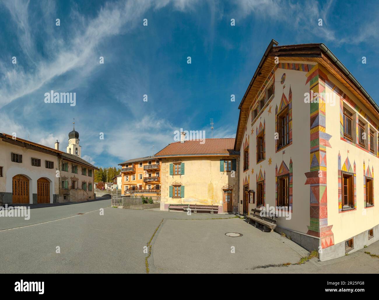 La Hauptstrasse dans un village Engadine *** Légende locale *** Fuldera, Val Müstair, , Suisse, ville, village, automne, Banque D'Images