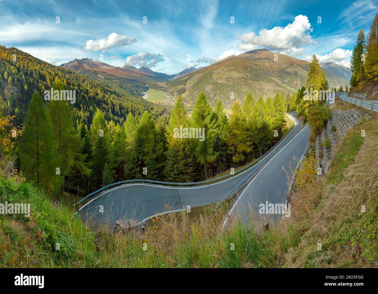 La route Umbrailpass *** Légende locale *** Val Müstair, , Suisse, paysage, forêt, bois, arbres, automne, montagnes, collines, Banque D'Images