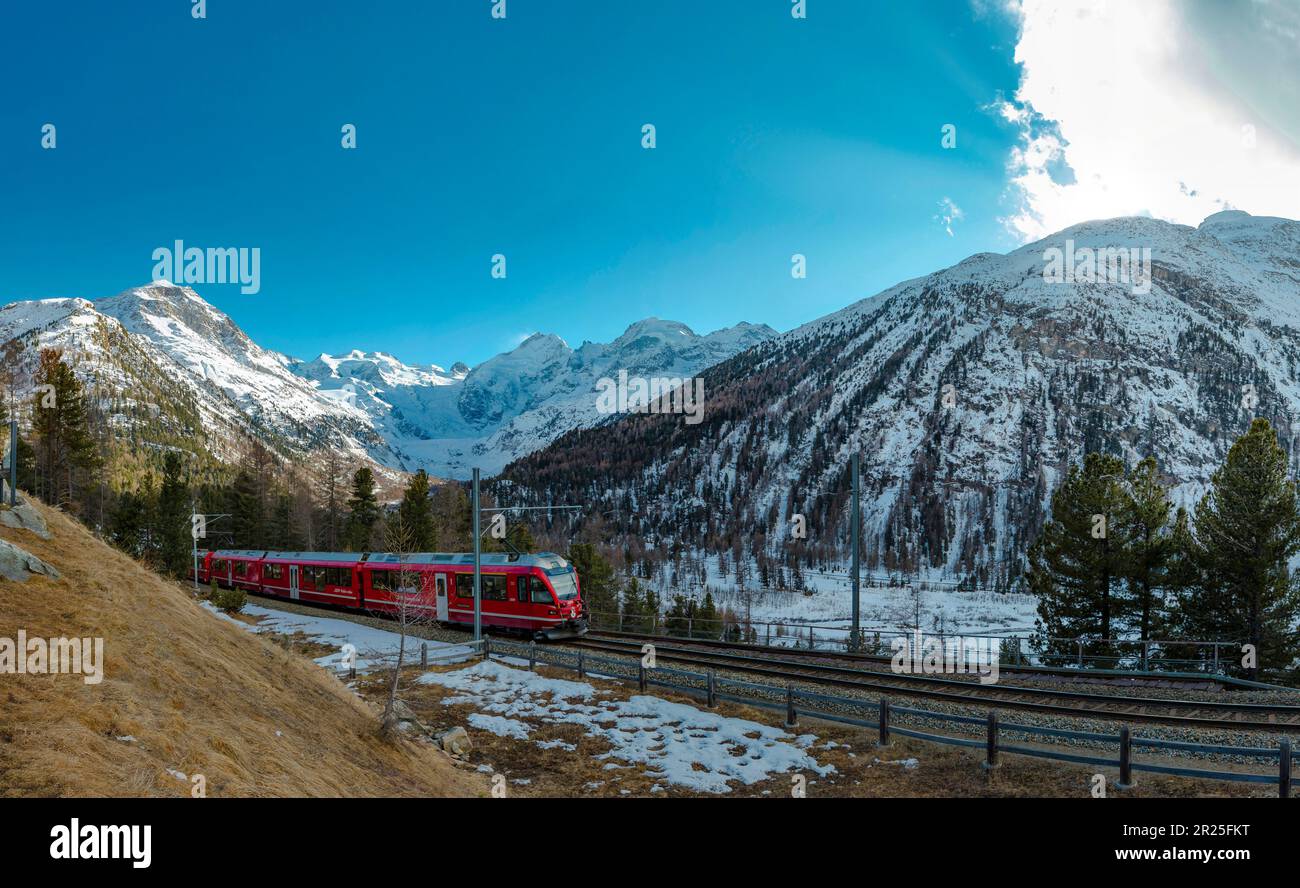 Rhätische Bahn, Val Morteratsch et glacier *** Légende locale *** Pontresina, , Suisse, paysage, champ, prairie, arbres, hiver, neige, glace, protocole d'entente Banque D'Images