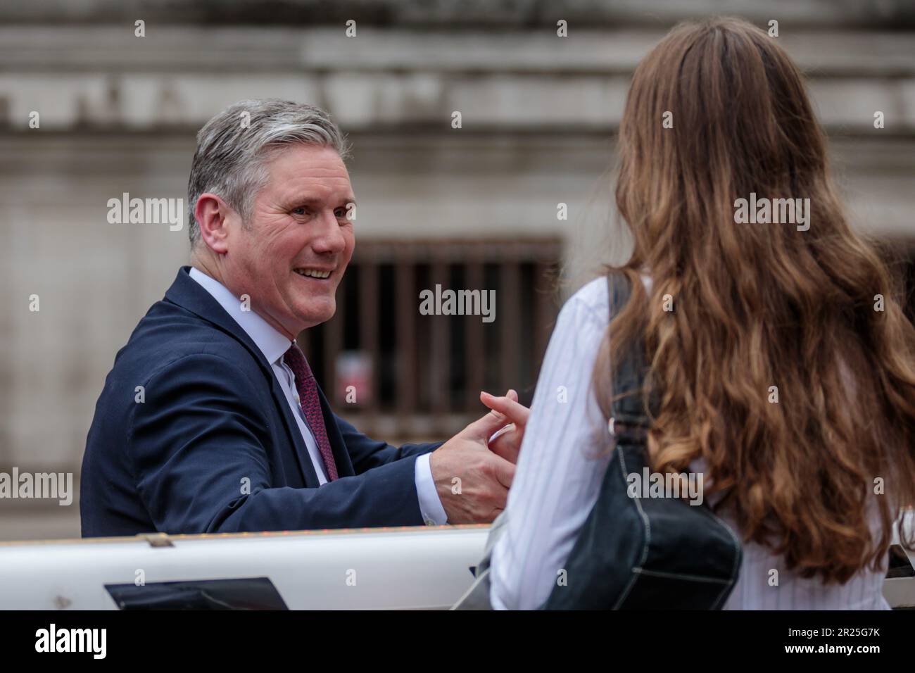 QEII Centre, Londres, Royaume-Uni. 17th mai 2023. Keir Starmer, chef du Parti travailliste, salue un partisan alors qu'il quitte le Queen Elizabeth II Centre après son discours à la Conférence annuelle mondiale des chambres de commerce britanniques. Photo par Amanda Rose/Alamy Live News Banque D'Images