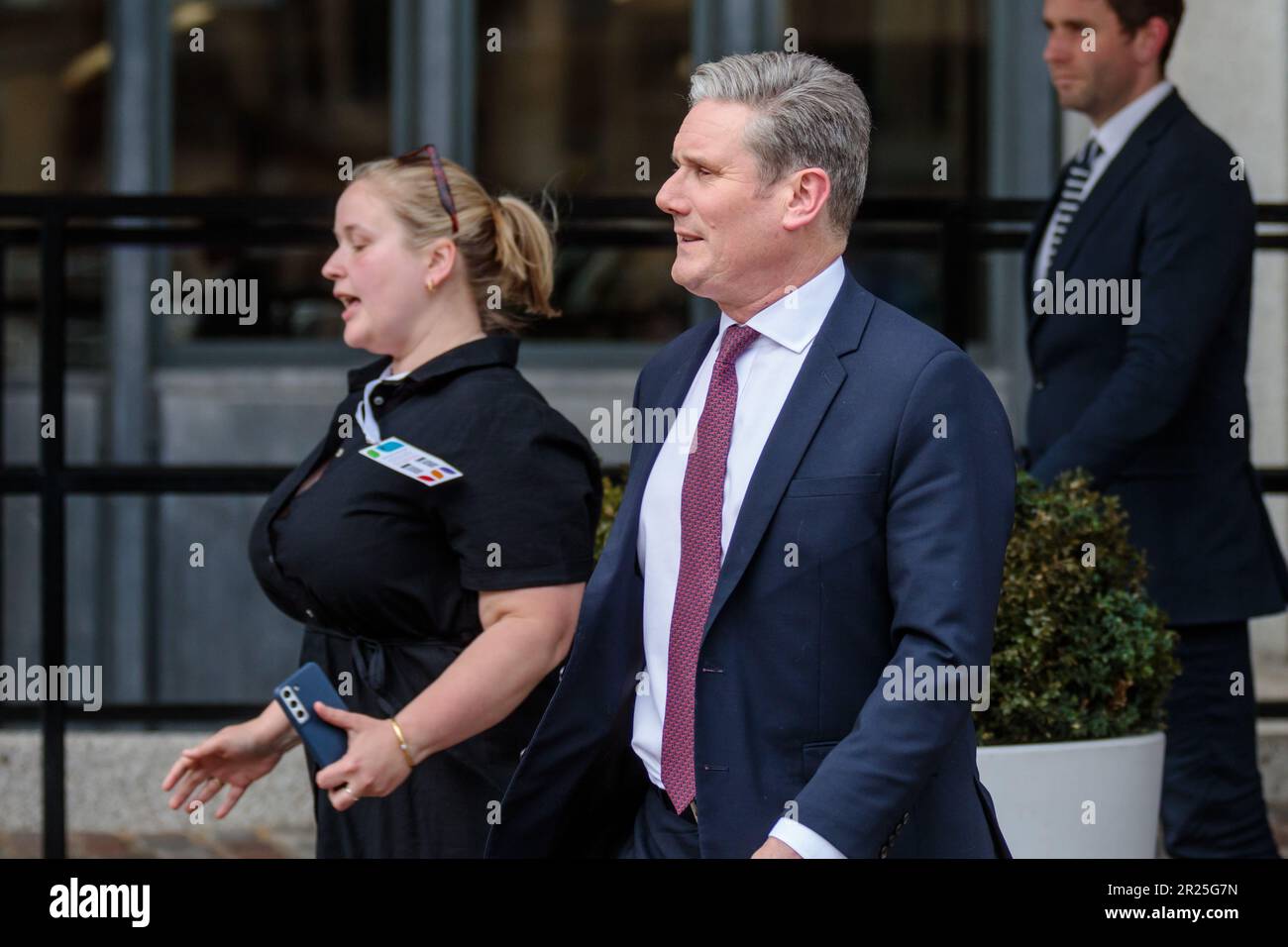 QEII Centre, Londres, Royaume-Uni. 17th mai 2023. Keir Starmer, chef du Parti travailliste, quitte le Queen Elizabeth II Centre après son discours à la Conférence annuelle mondiale des chambres de commerce britanniques. Photo par Amanda Rose/Alamy Live News Banque D'Images