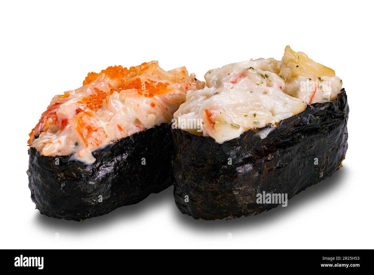 Vue en gros plan de deux gunkan surimi mayo sushi avec et sans oeufs de poisson isolés sur fond blanc avec chemin de coupure. Banque D'Images