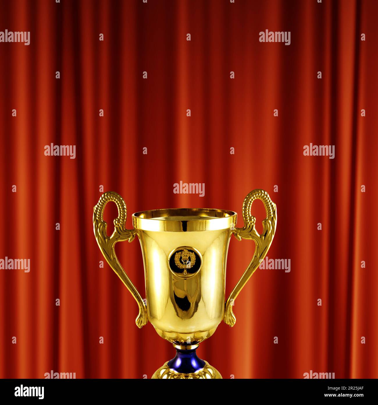 coupe d'or de la victoire devant un décor de rideau rouge Banque D'Images