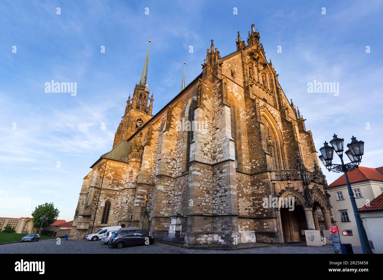 La cathédrale Saint-Pierre-et-Paul de Brno, vue par beau temps. Également appelé katedrala svateho petra a pavla, c'est l'attraction principale de la ville de Banque D'Images
