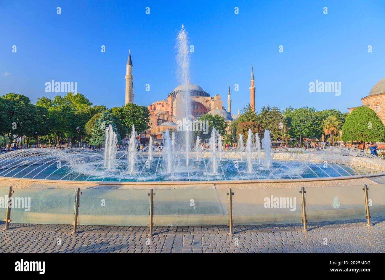 Photo de Sainte-Sophie à Istanbul avec fontaine photographiée du parc Sultanahmet pendant la journée dans un ciel bleu et une couverture nuageuse légère en mai 2014 Banque D'Images