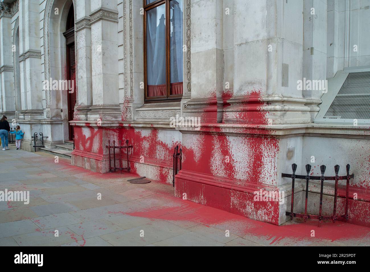 Whitehall, Londres, Royaume-Uni. 17th mai 2023. Action pour la Palestine ont tweeté lundi "action pour la Palestine a pulvérisé le Foreign Office britannique avec de la peinture rouge sang, pour commémorer 75 ans depuis le début du nettoyage ethnique de la Palestine". Deux actionnistes pro-palestiniens ont été arrêtés pour cette action Nakba 75 en face du Cenotaph à Whitehall par la police. Les touristes bempés marchaient devant le Foreign Office aujourd'hui à la suite de la peinture rouge pulvérisée sur ce bâtiment historique. Credit: Alamy Live News Banque D'Images