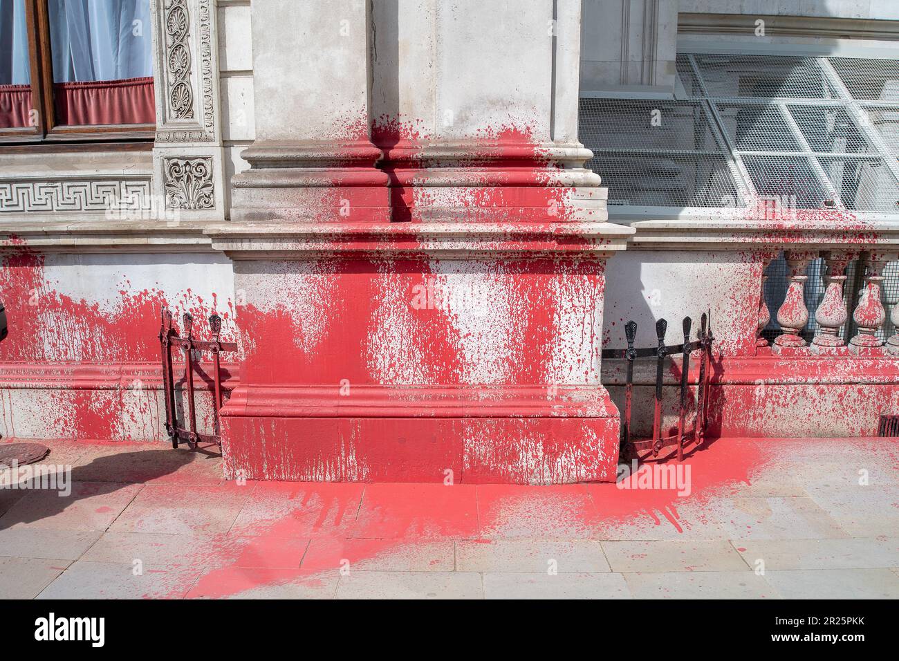 Whitehall, Londres, Royaume-Uni. 17th mai 2023. Action pour la Palestine ont tweeté lundi "action pour la Palestine a pulvérisé le Foreign Office britannique avec de la peinture rouge sang, pour commémorer 75 ans depuis le début du nettoyage ethnique de la Palestine". Deux actionnistes pro-palestiniens ont été arrêtés pour cette action Nakba 75 en face du Cenotaph à Whitehall par la police. Les touristes bempés marchaient devant le Foreign Office aujourd'hui à la suite de la peinture rouge pulvérisée sur ce bâtiment historique. Credit: Alamy Live News Banque D'Images