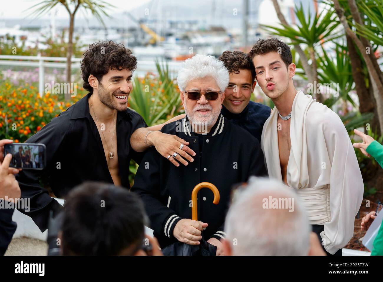 Cannes, France, le 17 mai 2023. José Condessa, Pedro Almodovar, Jason Fernandez et Manu Rios posent à la photocall 'gamme Way of Life' lors du Festival de Cannes 76th au Palais des Festivals de Cannes, le 17 mai 2023. Crédit : DPA/Alay Live News Banque D'Images