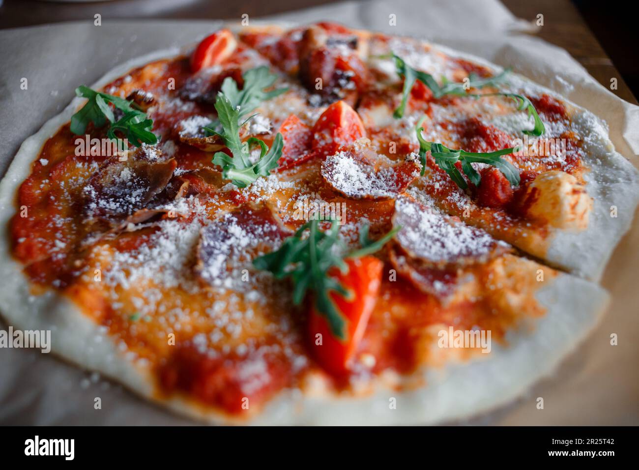 pizza napolitaine faite maison margarita du four en briques. Pizza italienne Napoléon avec mozzarella fraîche et feuilles de basilic. Véritable pizza traditionnelle italienne Margherita. Photo de haute qualité Banque D'Images