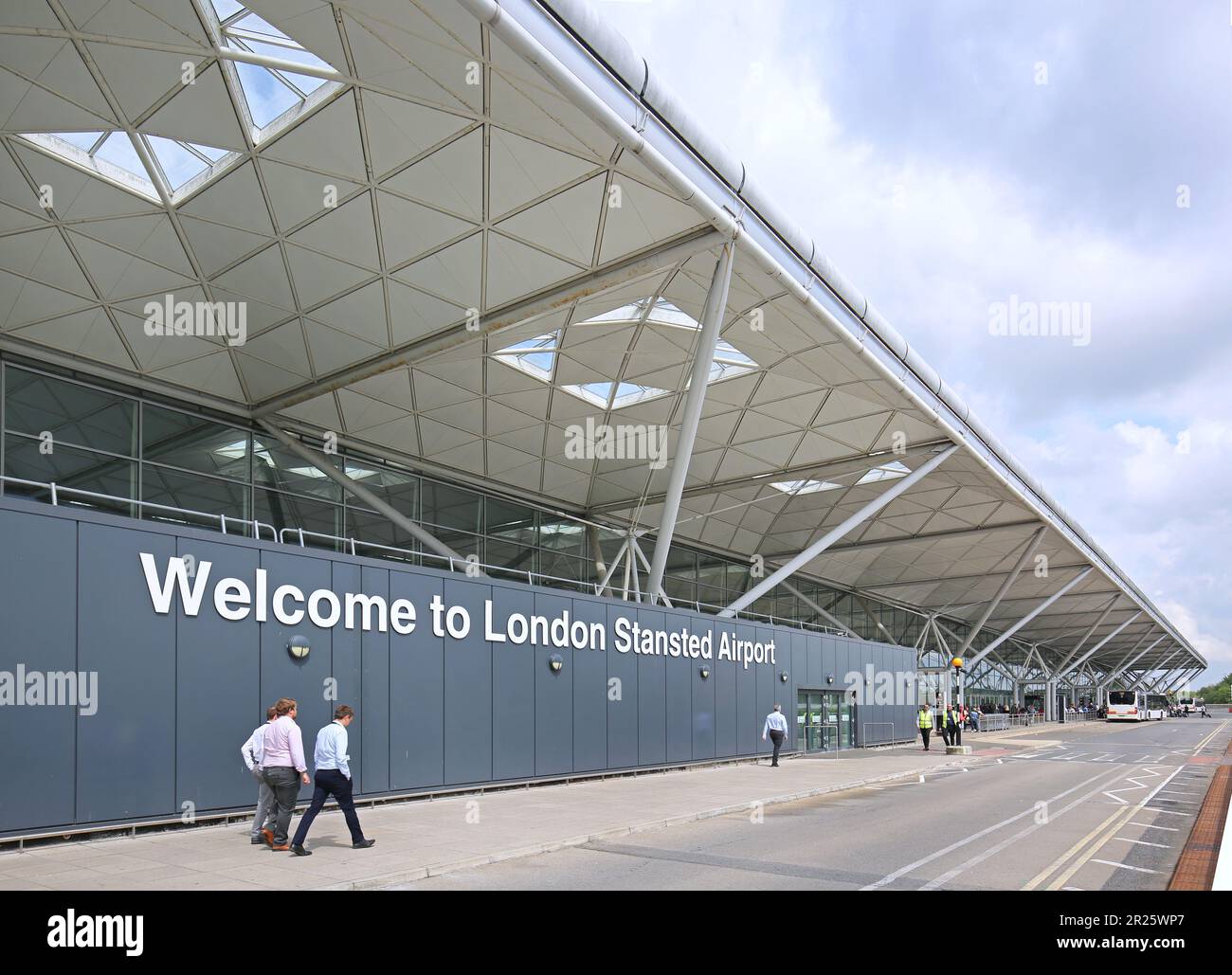 Aéroport de Stansted, Royaume-Uni. Route d'approche principale et entrée de l'aérogare conçue par Norman Foster. Banque D'Images