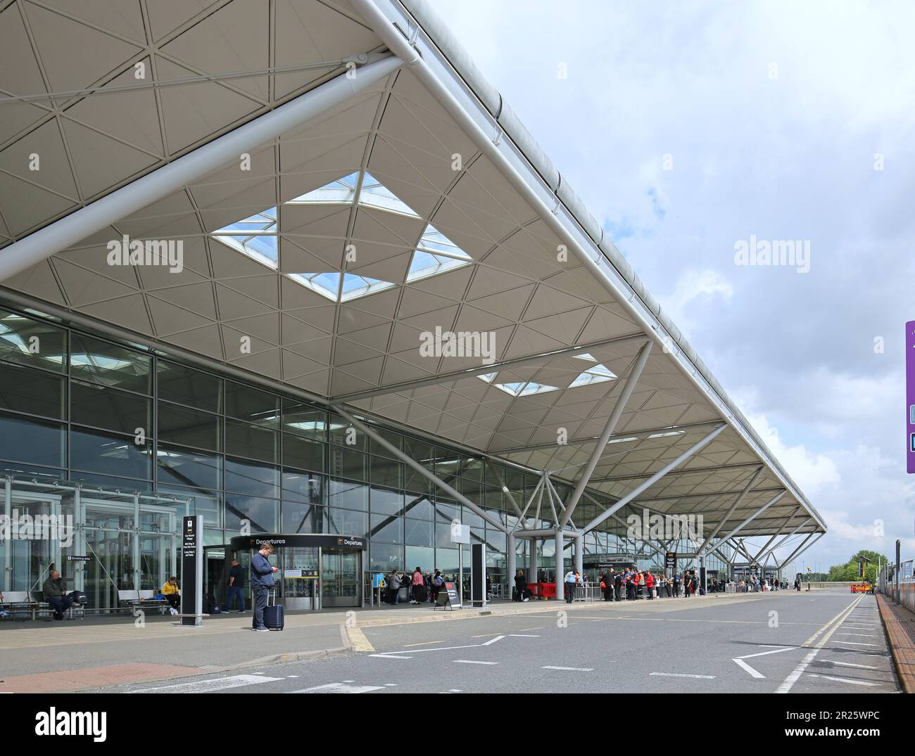 Aéroport de Stansted, Royaume-Uni. Route d'approche principale et entrée de l'aérogare conçue par Norman Foster. Banque D'Images